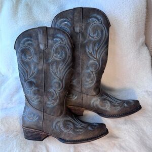 Roper Women’s Brown Western Cowboy Boots with Blue Embroidery Detail  Size 10